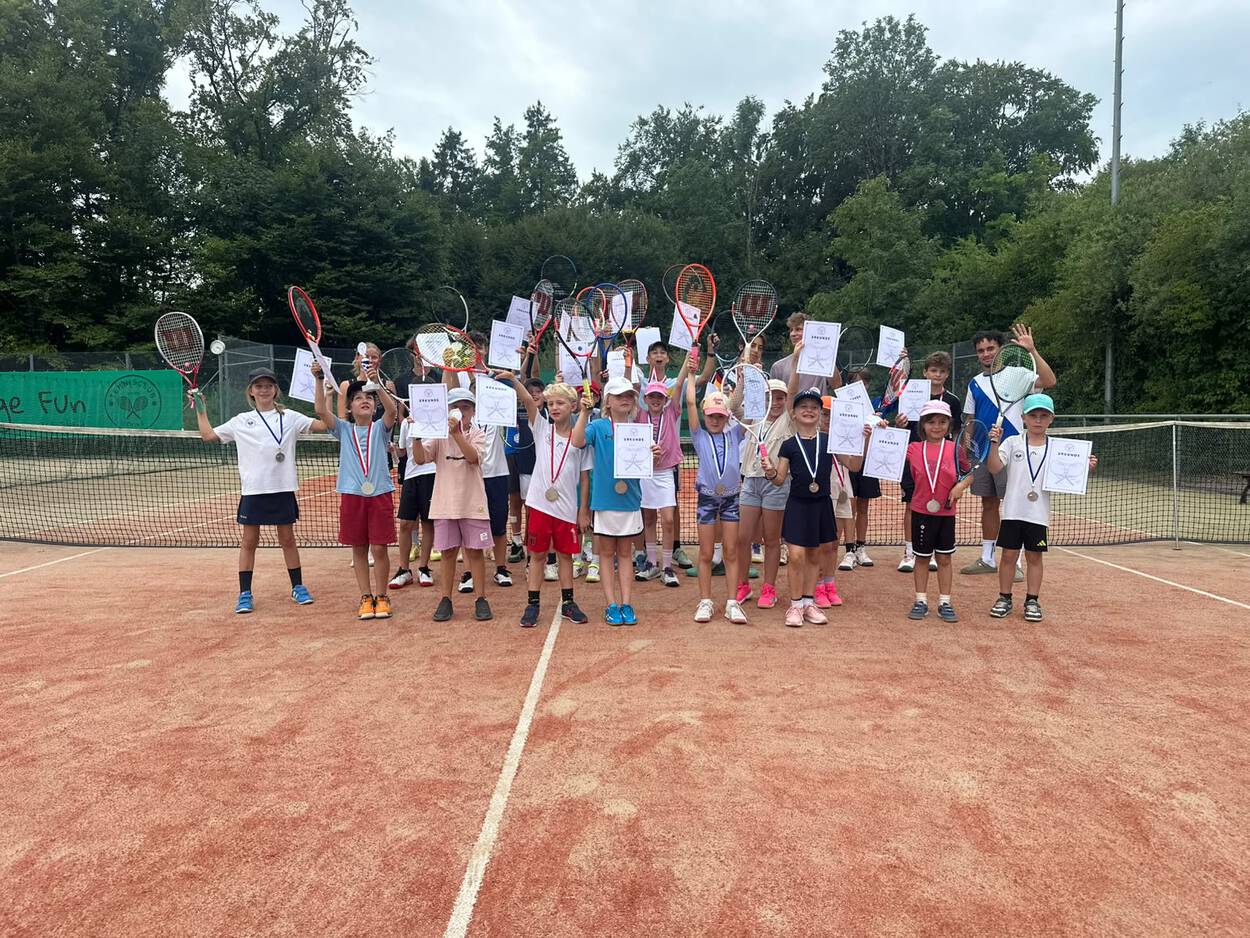 32 Kinder beim Sommertenniscamp